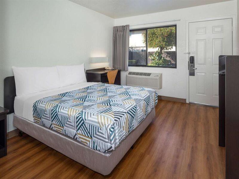 Motel 6-Santa Barbara, Ca - State Street Eksteriør billede