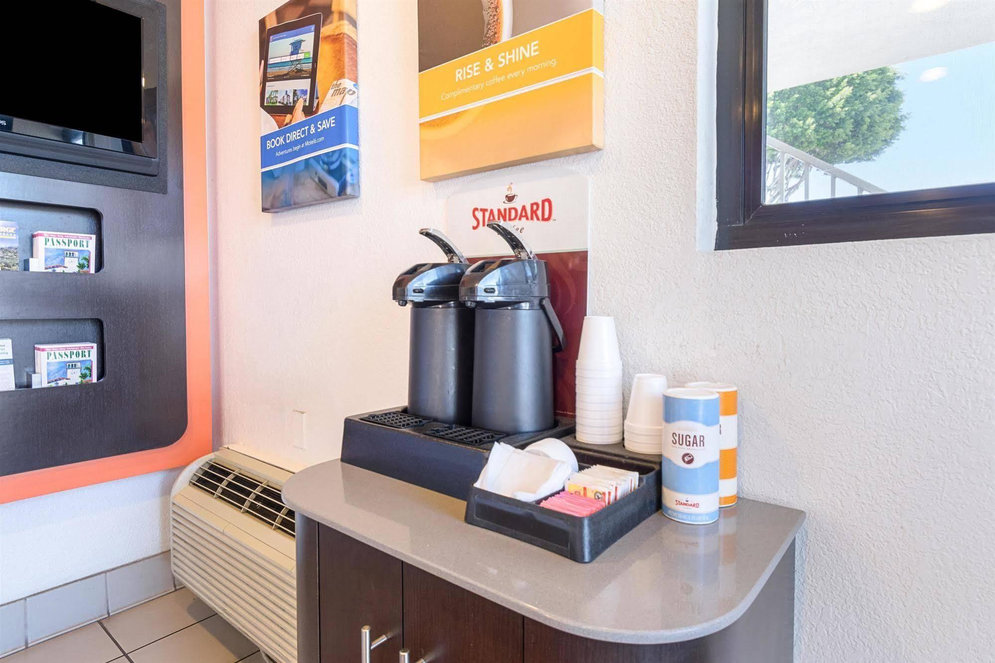 Motel 6-Santa Barbara, Ca - State Street Eksteriør billede