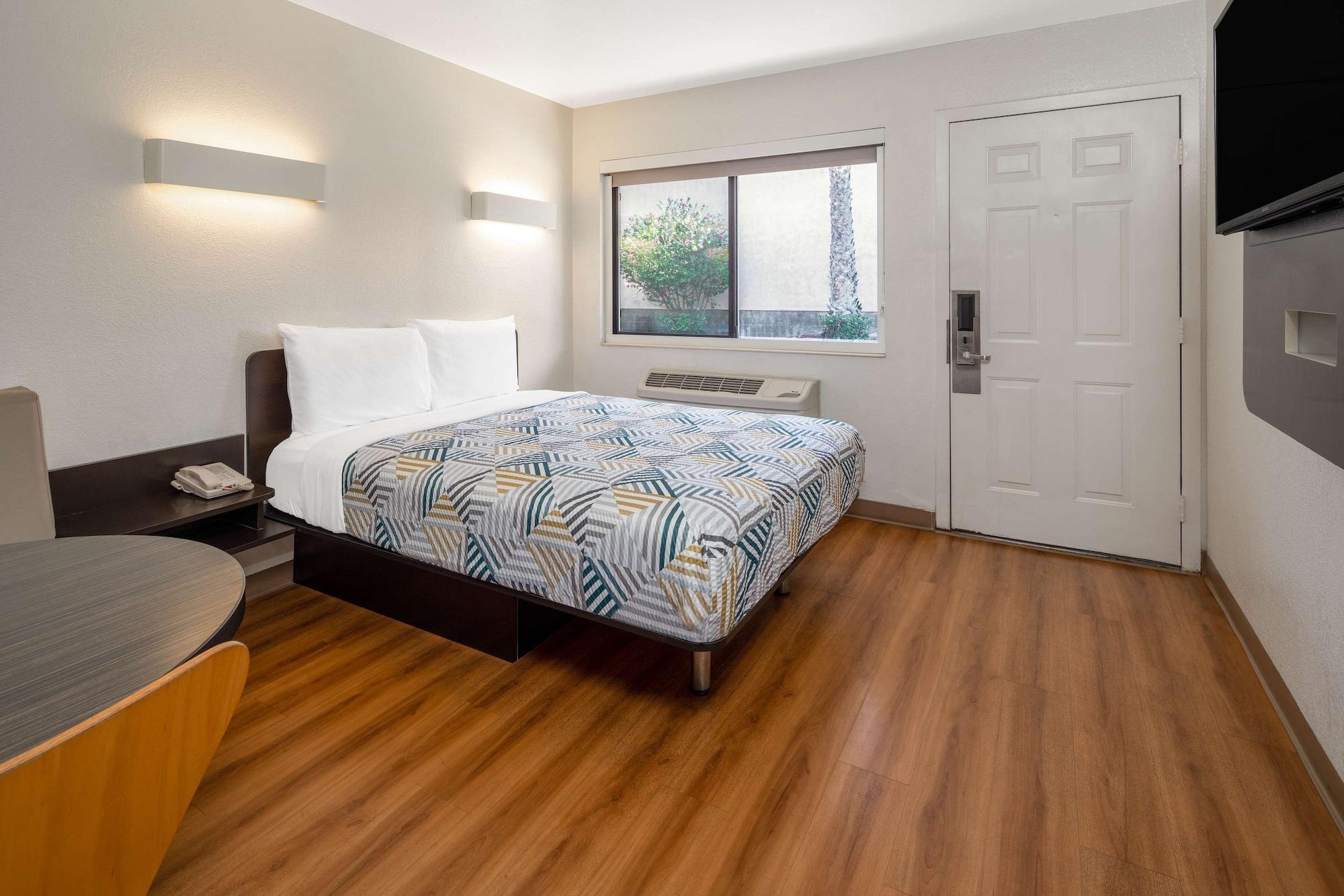 Motel 6-Santa Barbara, Ca - State Street Eksteriør billede