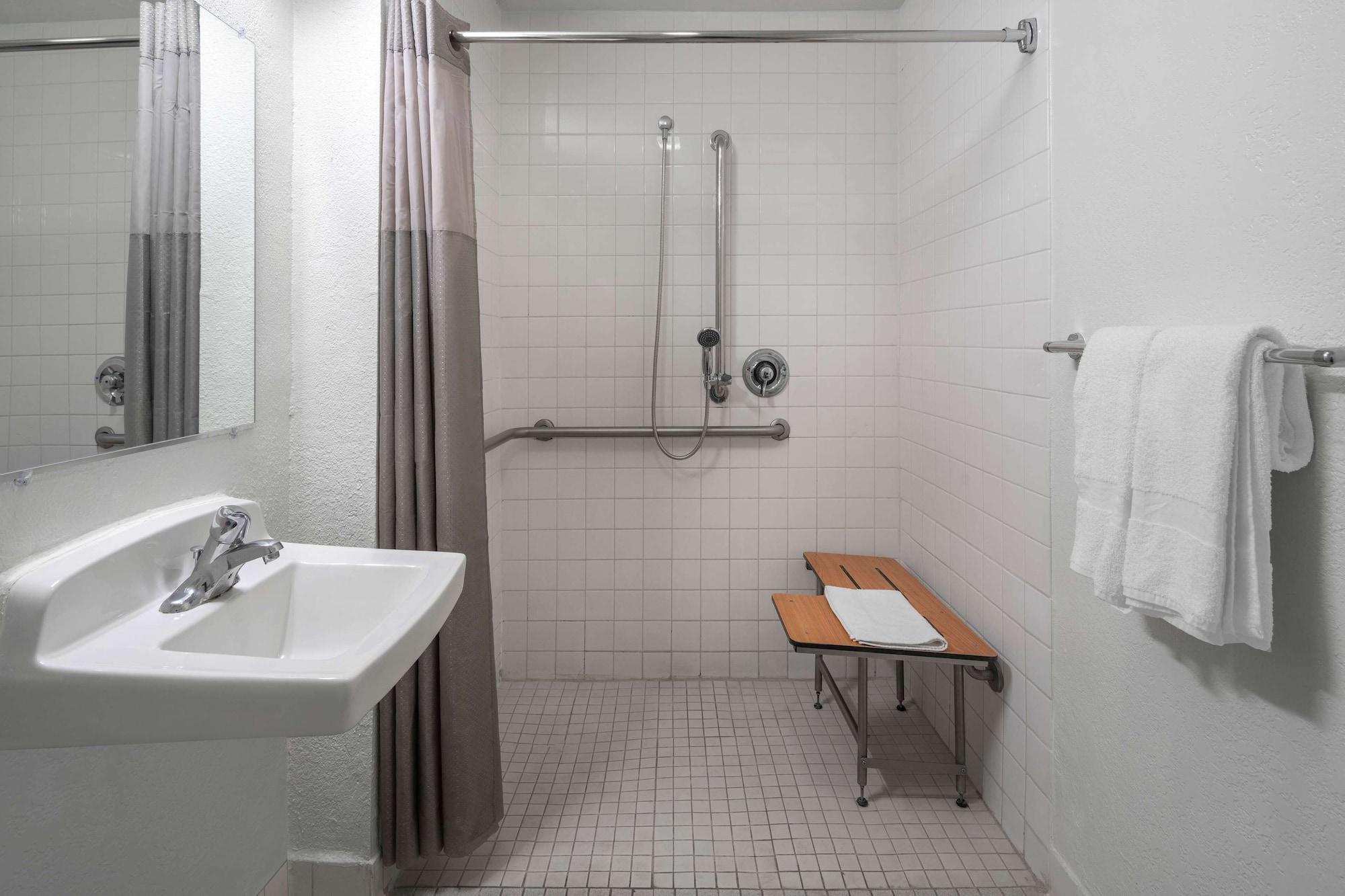 Motel 6-Santa Barbara, Ca - State Street Eksteriør billede