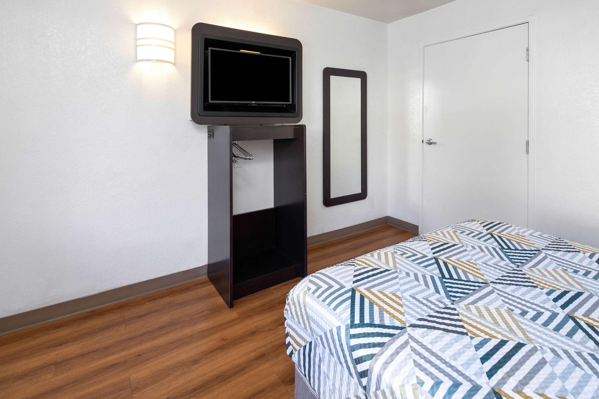 Motel 6-Santa Barbara, Ca - State Street Eksteriør billede