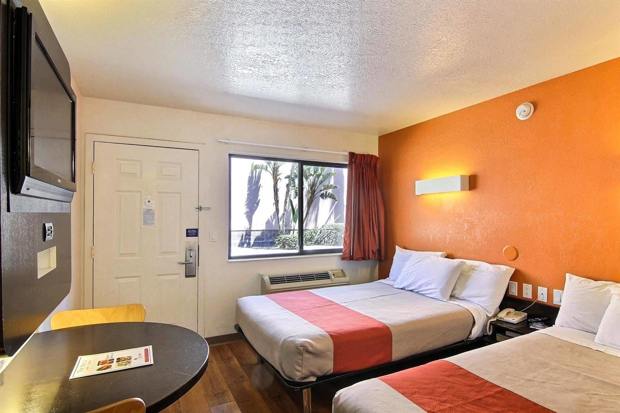 Motel 6-Santa Barbara, Ca - State Street Eksteriør billede