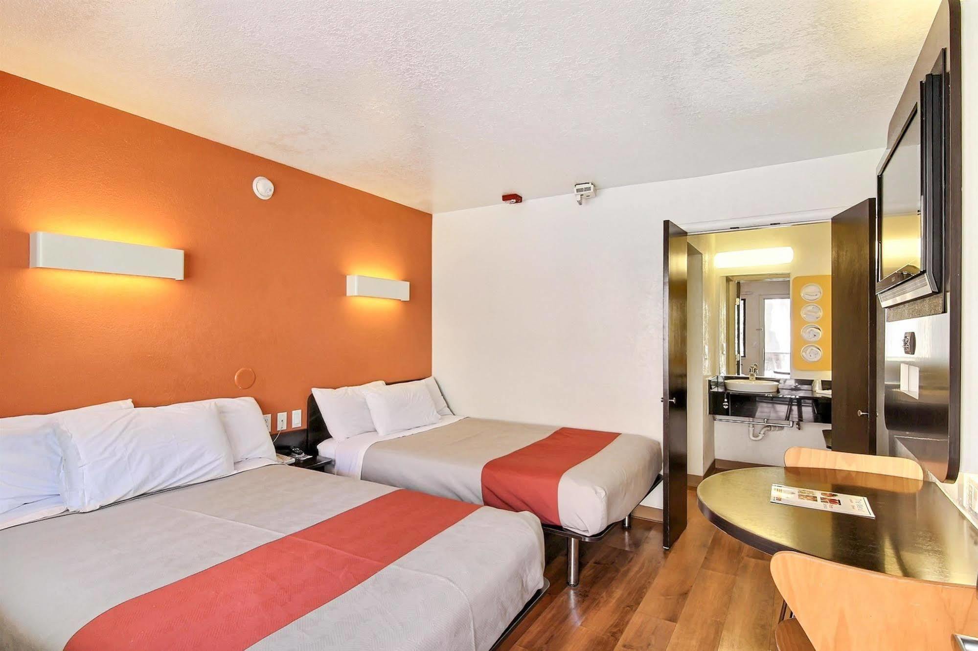 Motel 6-Santa Barbara, Ca - State Street Eksteriør billede