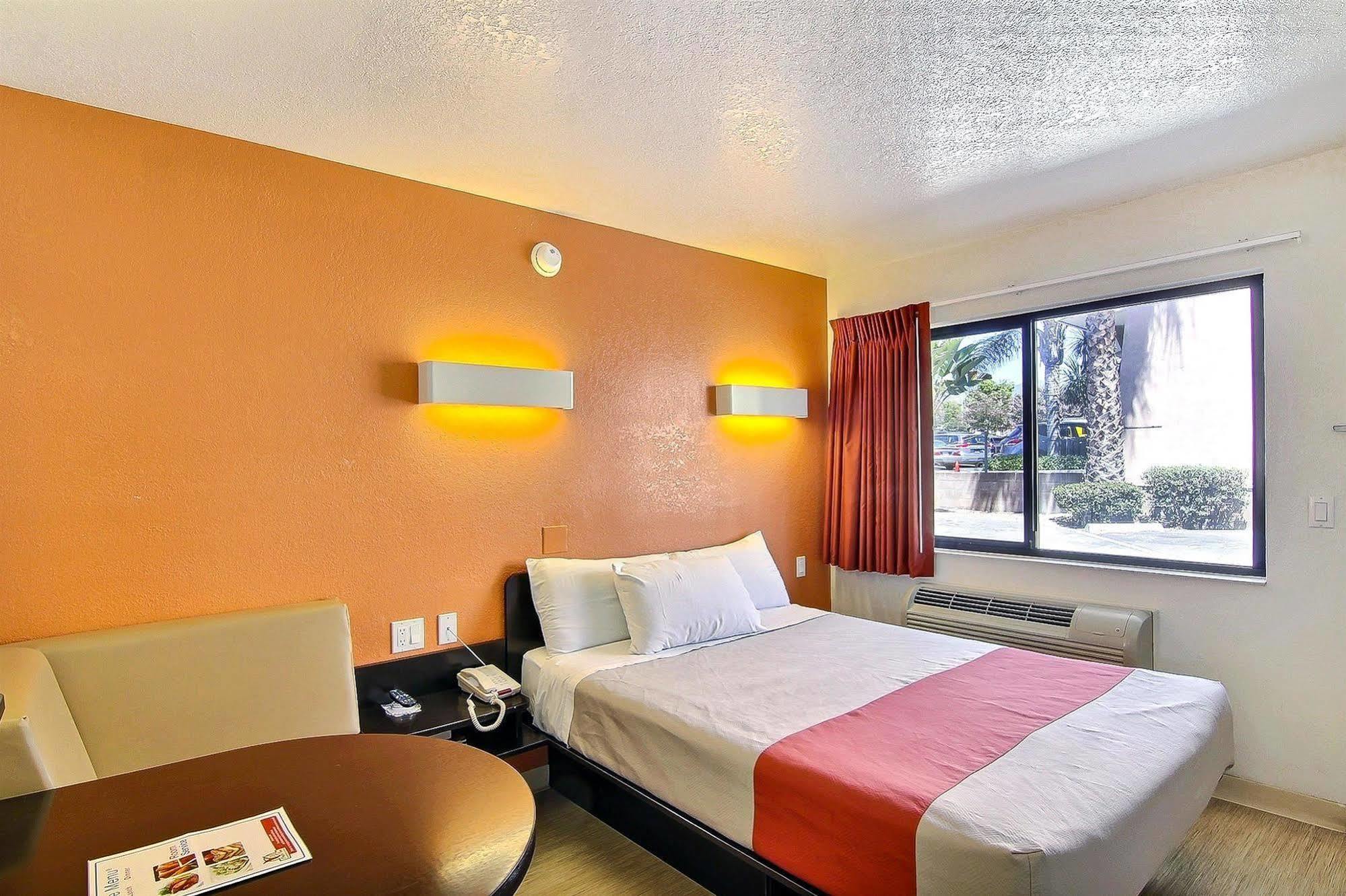 Motel 6-Santa Barbara, Ca - State Street Eksteriør billede