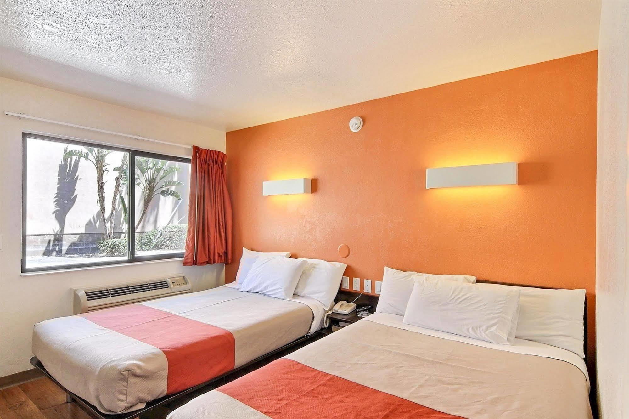 Motel 6-Santa Barbara, Ca - State Street Eksteriør billede